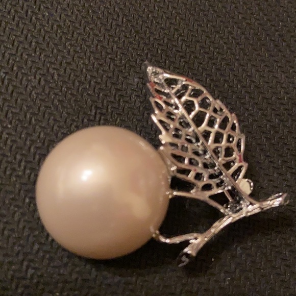 Sarah Coventry Women’s Vintage Statement Pearl and Silver Leaf Brooch Pendant - Picture 2 of 5